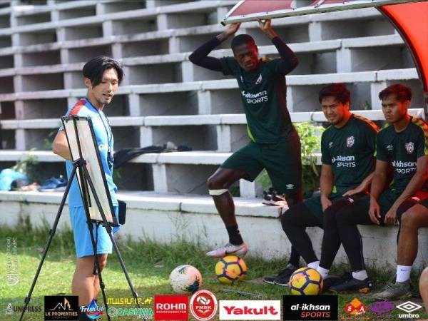 Higashiyama memberikan arahan taktikal kepada pemain Kelantan United menjelang aksi Liga Premier menentang Kuching City FC pada di Stadium Bola Sepak Kuala Lumpur, Cheras, malam esok. Foto: Kelantan United