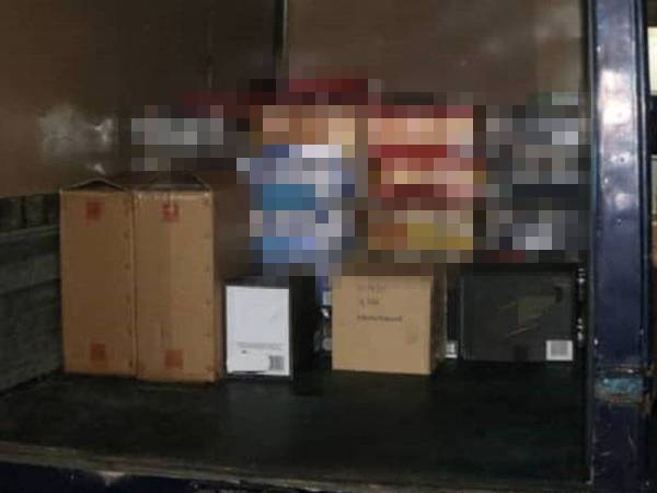 Antara arak dan rokok seludup yang dirampas dalam serbuan dilakukan di dua buah rumah di Sendayan, Seremban pada Rabu. - (Foto: Ihsan PDRM)