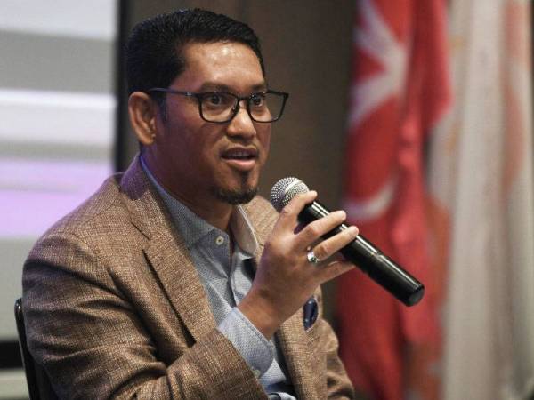 Ahmad Faizal menyampaikan ucapan penutup pada Program Srikandi Muda 'Leadership Empowerment 2021' di sebuah hotel hari ini. - Foto Bernama