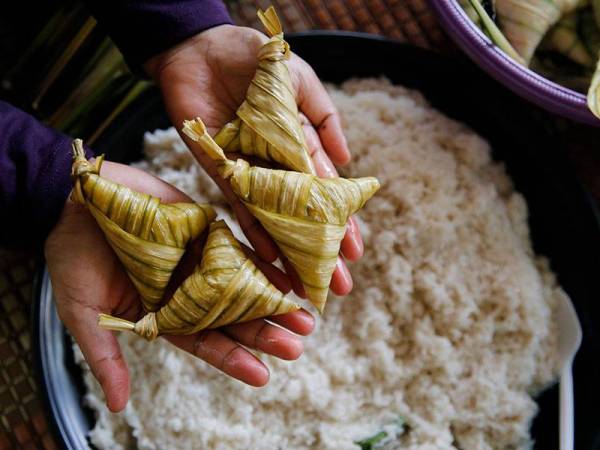 Ketupat palas yang sudah siap dikukus ketika tinjauan hari ini.