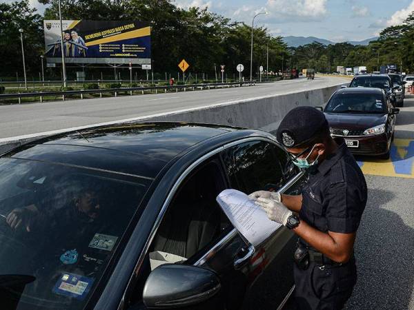 Keadaan lebuh raya yang sesak berikutan sekatan jalan raya dan pemeriksaan teliti oleh anggota Polis ekoran tindakan memperketatkan kelulusan rentas negeri susulan peningkatan kes Covid-19, ketika tinjauan fotoBernama di Plaza Tol Gombak hari ini.