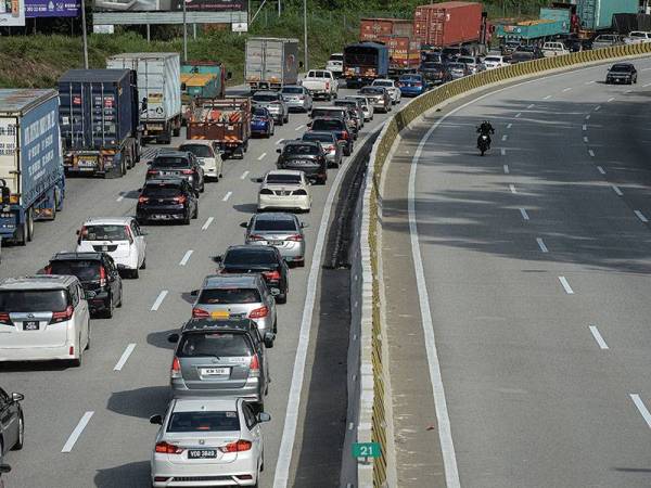 Keadaan lebuh raya yang sesak berikutan sekatan jalan raya dan pemeriksaan teliti oleh anggota Polis dan Angkatan Tentera Malaysia (ATM) ekoran tindakan memperketatkan kelulusan rentas negeri susulan peningkatan kes Covid-19, ketika tinjauan foto Bernama di Plaza Tol Gombak hari ini.