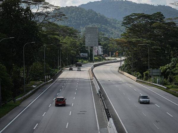 Keadaan aliran trafik yang lengang dari kedua-dua arah menuju ke pantai timur dan juga pantai barat ekoran tindakan memperketatkan kelulusan rentas negeri susulan peningkatan kes Covid-19, ketika tinjauan fotoBernama di Plaza Tol Gombak hari ini.