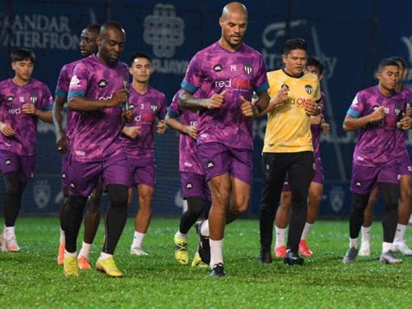 Barisan pemain TFC menjalani latihan sebagai persiapan berdepan JDT di Stadium Sultan Ibrahim, Iskandar Puteri pada Sabtu. - Foto FB Terengganu FC
