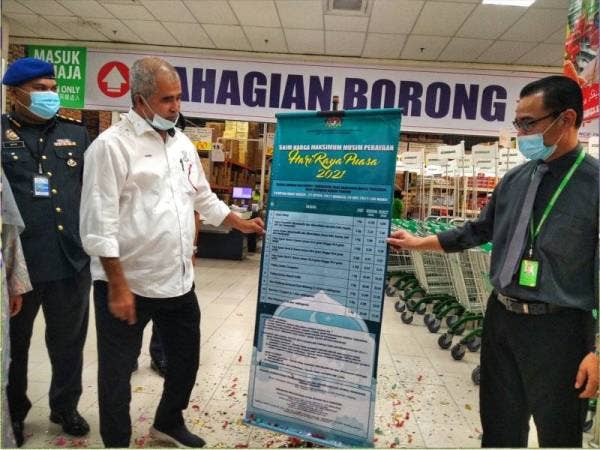 Nazri (dua dari kiri) menyempurnakan simbolik pelancaran SHMMP 2021 sambil diperhatikan Normaswari (kiri) dan Kamaruddin (kanan) di Pasaraya Econsave Jerantut pada Jumaat.