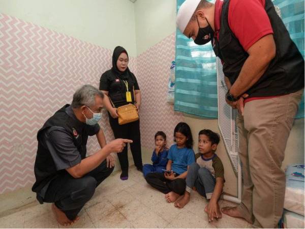 Mohd Daud beramah mesra bersama anak kepada penerima zakat, Siti Hajar pada program Jejak Asnaf Siri 1 di kediaman mereka di sekitar kawasan Setapak pada Sabtu.