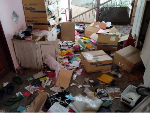 Keadaan rumah Mohd Husainizam yang berselerakan selepas dipecah masuk.