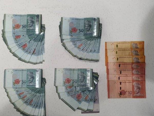 Sejumlah wang tunai yang dirampas polis dalam Op Tapis di Desa Mentari, Petaling Jaya pada Jumaat.