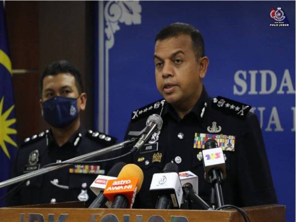 Ayob Khan ketika sidang media di IPK Johor pada Sabtu. (Foto: Facebook Polis Johor) 