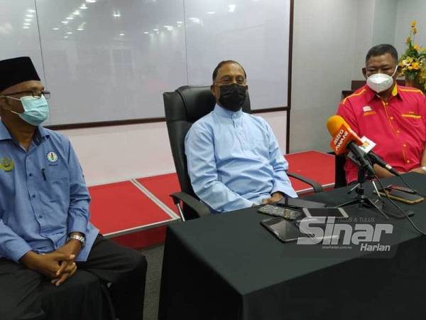 Zambry (tengah) bersama Safie (kanan) dan Hamzah ketika sidang akhbar di Pejabat Yayasan Bina Upaya Darul Ridzuan pada Sabtu.