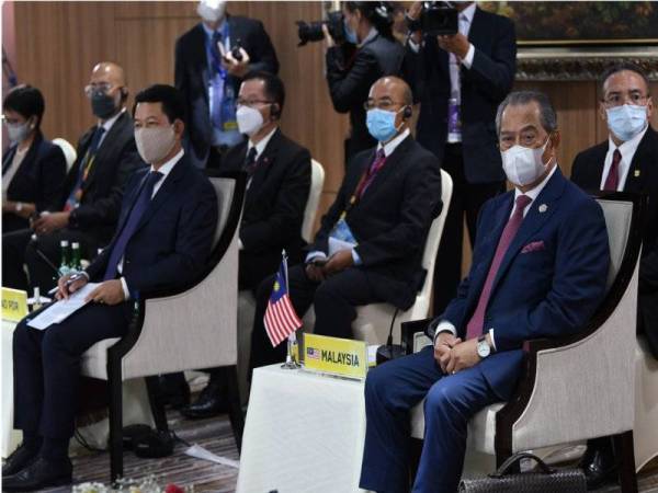 Muhyiddin hadir pada pertemuan Khas Pemimpin-pemimpin ASEAN berhubung krisis di Myanmar, dipengerusikan Sultan Brunei Sultan Hassanal Bolkiah di Sekretariat ASEAN, pada Sabtu. Turut sama, Menteri Luar Malaysia Datuk Seri Hishammuddin Tun Hussein (kanan). - Foto: Bernama (2021) HAK CIPTA TERPELIHARA  