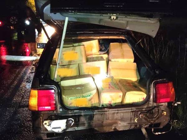 Rampasan minyak masak oleh Pasukan Gerakan Am (PGA) Batalion 8 di Pengkalan Kubor, Tumpat, pada Sabtu.