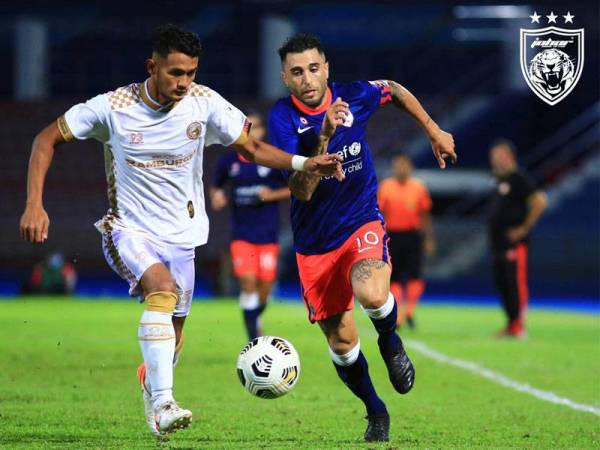 Antara aksi menarik pertemuan JDT II dan Kelantan FC di Stadium Tan Sri Dato' Hj Hassan Yunos, Larkin pada Jumaat. - Foto FB Johor Southern Tigers