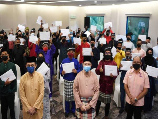 Saifuddin (tengah) bergambar kenangan bersama peserta yang menerima geran pada Majlis Penyerahan Surat Tawaran Mikro Prisma DKDmBersempena Program Outreach Bahagian Pengurusan Produksi Perbadanan Kemajuan Filem Malaysia (FINAS) pada Sabtu. Turut hadir, Zakaria (depan, kanan) dan Ahmad Idham (depan, kiri). - Foto: Bernama