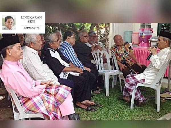 Atondra (kanan) berdialog dengan teman-teman sasterawan sewaktu Bicara Karya Penyair di rumahnya pada tahun 2014.