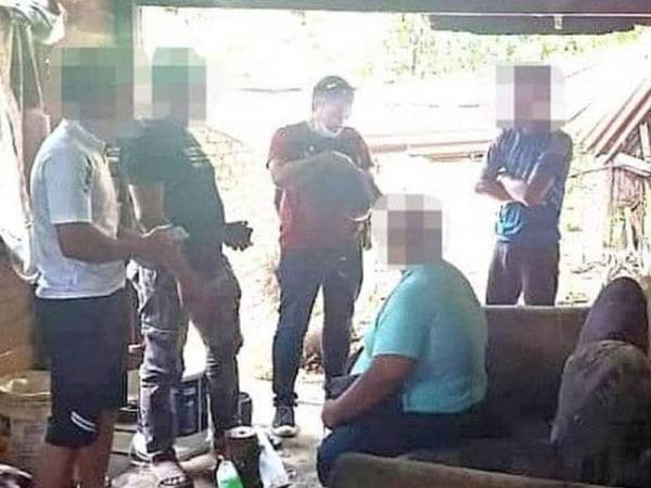 Tiga lelaki ditahan ketika sedang leka berjudi di Kampung Gelang Mas, Pasir Mas.