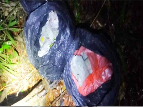 Taktik penyeludup menyorokkan ketum dalam plastik sampah dan meletakkan berhampiran hutan terbongkar apabila berjaya dihidu oleh anggota PGA Batalion 7 Kuantan yang melakukan rondaan di pangkalan haram Tok Rusa, Rantau Panjang.