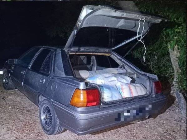 PGA merampas sebuah kereta dan beras seberat 250kg yang diseludup masuk ke negara ini secara tidak sah di Kampung Tok Rusa, Rantau Panjang.