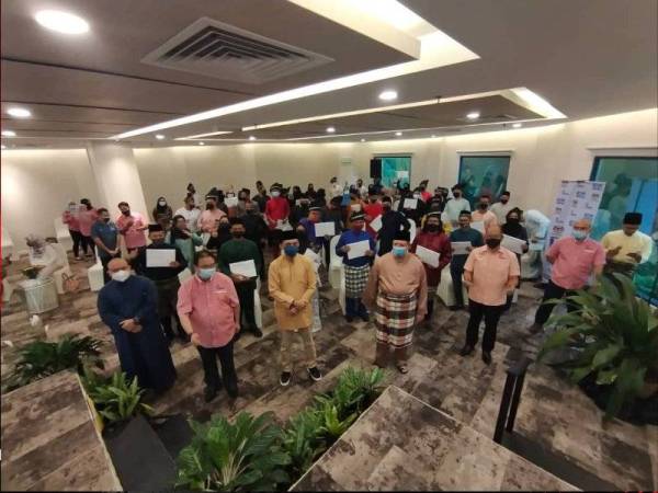 Saifuddin (depan,tengah) bersama penerima surat tawaran Mikro Prisma Dana Kandungan Digital (DKD) sempena Program KoFi di Kuantan pada Sabtu.