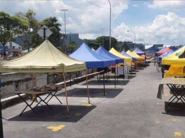 Khemah peniaga bazar Ramadan Greenwood, Gombak yang sebelum ini disusun rapat telah dijarakkan mengikut SOP ditetapkan.