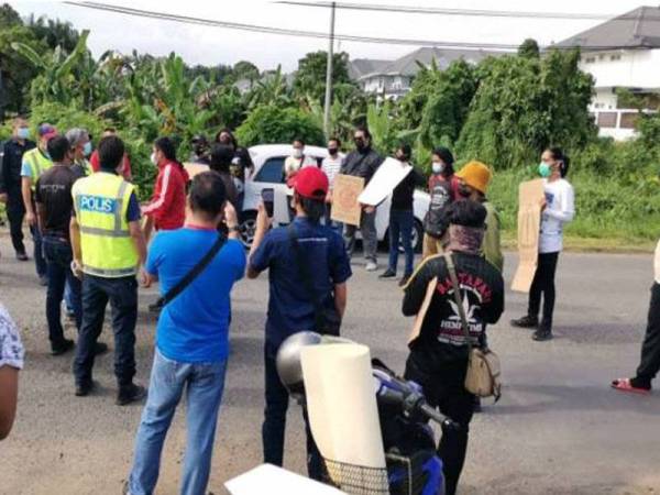 Polis Sabah menafikan sekeras-kerasnya dakwaan anggotanya memukul bahu dan dada seorang individu yang ditahan ketika melakukan demonstrasi berkaitan Perintah Kawalan Pergerakan Diperketatkan (PKPD) di Kampung Muhibbah Raya, Tawau pada Sabtu.