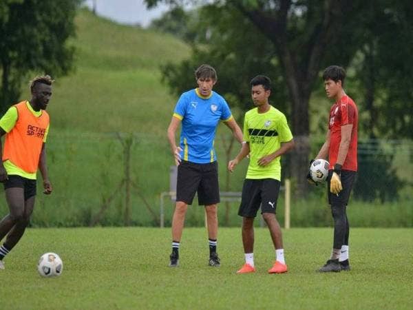 Bernhardt ketika mengendalikan sesi latihan pemain-pemain UiTM sebelum ini. Foto: UiTM FC