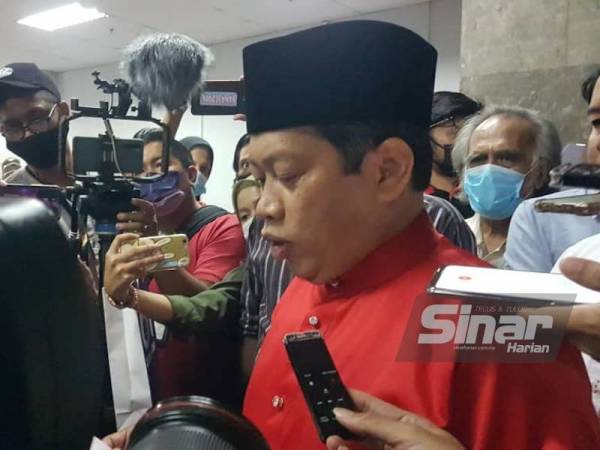 Ahmad Maslan ditemui pemberita selepas selesai Mesyuarat MKT UMNO itu yang diadakan di Menara Dato Onn pada Ahad.