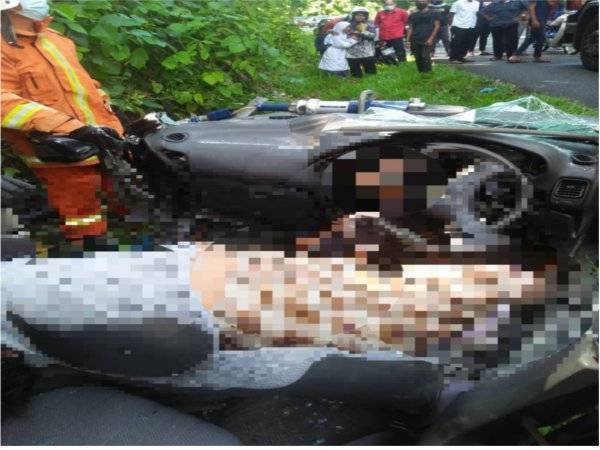 Dua mangsa yang menaiki kereta proton wira meninggal dunia di tempat kejadian di Kilometer 5 Jalan Kuala Nerang- Semeliang, dekat sini kira-kira jam 4.15 petang pada Ahad. - Foto ihsan JBPM