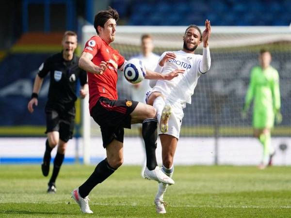Pertahanan Manchester United, Harry Maguire (kiri) ketika mengasak penyerang Leeds United, Tyler Roberts pada aksi liga di Stadium Elland Road sebentar tadi.
