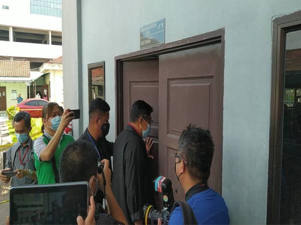 Suspek dibebaskan dengan jaminan SPRM selepas Penolong Pendaftar Mahkamah Majistret Noor Azna Tajul Anuar mengeluarkan perintah tersebut, pada Isnin.