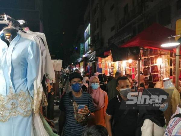 Kemeriahan bazar Aidilfitri Lorong TAR pada malam Sabtu lalu. Foto: Sinar Harian