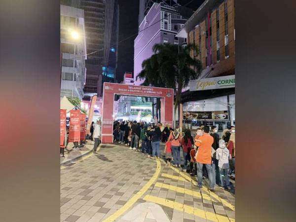 Orang ramai beratur panjang memasuki bazar Aidilfitri Lorong TAR. Foto: Tular.
