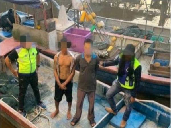 Dua tekong warga Indonesia yang ditahan di sebuah permis di Bagan Sungai Besar pada Ahad.