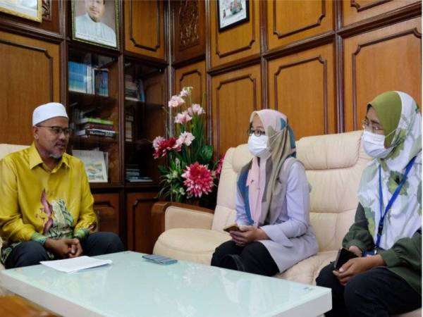 Ariffin (kiri) ketika ditemubual wartawan Sinar Harian di Wisma Darul Iman, Kuala Terengganu.
