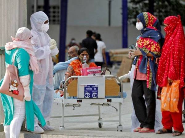 Pada Sabtu, India menyaksikan peningkatan dalam kes harian Covid-19 dan kematian, dengan 346,786 jangkitan dan 2,624 lagi korban dilaporkan. - Foto Reuters
