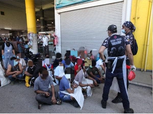 Antara PATI yang ditahan dalam operasi di Pasar Plaza Sri Muda, Seksyen 25 Shah Alam, pada Ahad.
