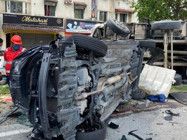 Keadaan salah sebuah kereta yang dirempuh lori pasir dalam kejadian di Jalan Tasik Permai, Ampang pada Isnin.