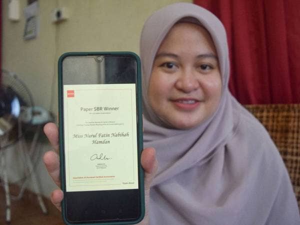 Nurul Fatin Nabihah menunjukkan sijil yang diterima melalui emel atas pencapaiannya. - Foto Bernama