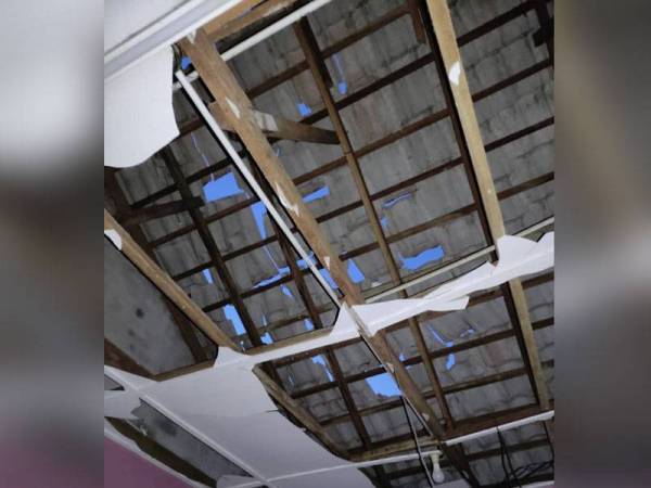 Bumbung rumah mangsa berusia 54 tahun rosak akibat letupan gas memasak pada petang Isnin.