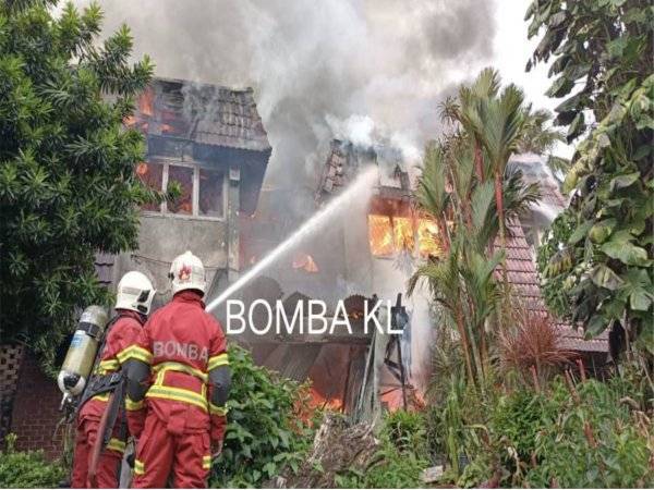 Operasi pemadaman kebakaran dilakukan menggunakan teknik ‘attacking’ dan ‘defensive fire figthing’ di sebelah kiri dan kanan rumah untuk mengawal api daripada merebak.