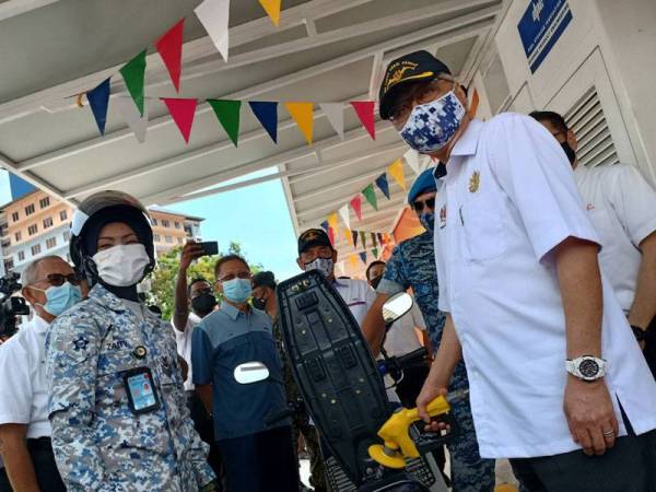 Ismail Sabri menyempurnakan gimik perasmian stesen minyak BHPetrol berkonsepkan PCS pertama di kem tentera di Pangkalan TLDM Lumut sempena lawatan kerjanya pada Isnin.