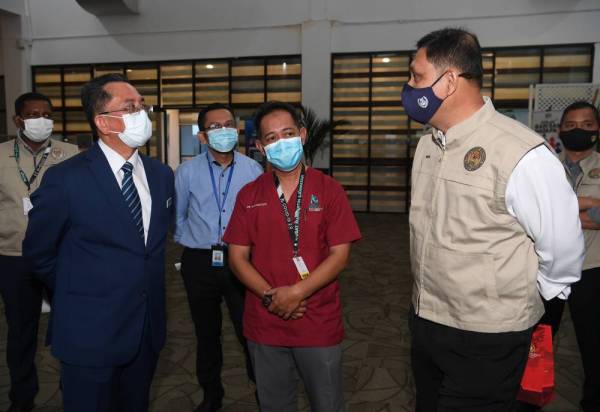 Mohammad (depan, kiri) beramah mesra bersama Dr Shahabuddin (tengah) pada Majlis Barakah Ramadan di Pusat Kuarantin dan Rawatan Covid-19 Berisiko Rendah (PKRC) MAEPS pada Isnin. Turut kelihatan Timbalan Ketua Pengarah (Operasi) Agensi Pengurusan Bencana Negara (Nadma) Meor Ismail Meor Akim (kanan). -Foto Bernama