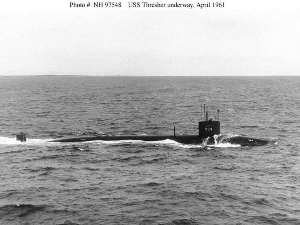 Kapal milik AS, USS Thresher tenggelam bersama 129 kru di luar pantai Cape Cod, Massachusetts.