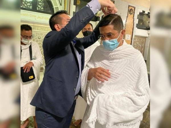 Azmin melaksana rukun umrah iaitu bertahallul