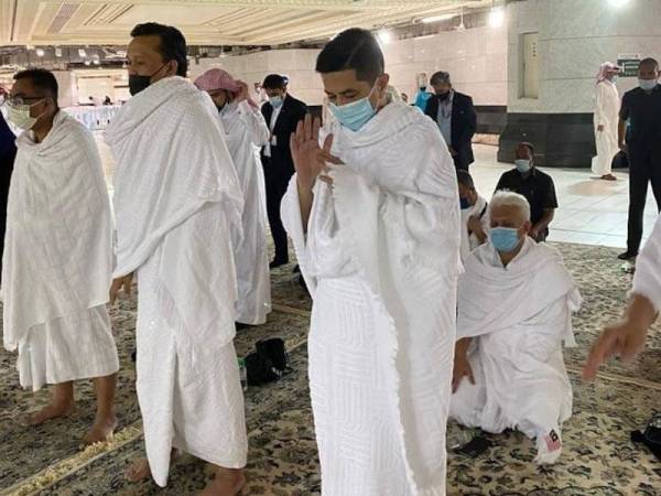 Azmin mengerjakan ibadah umrah di Masjidil Haram