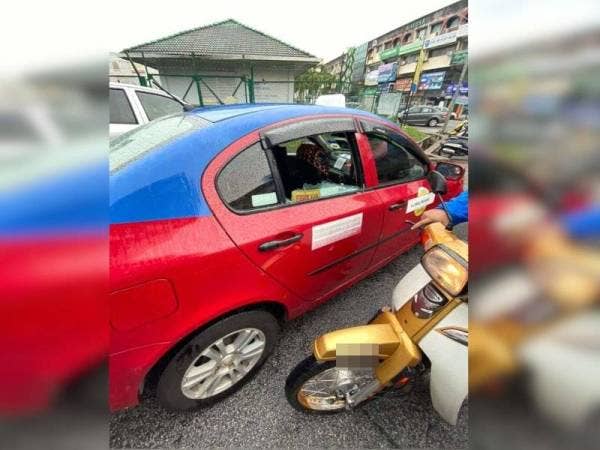 Sebuah teksi rosak selepas dipecahkan seorang lelaki dalam kejadian di Taman Permata, Hulu Kelang pada Isnin. - Foto Tular Facebook