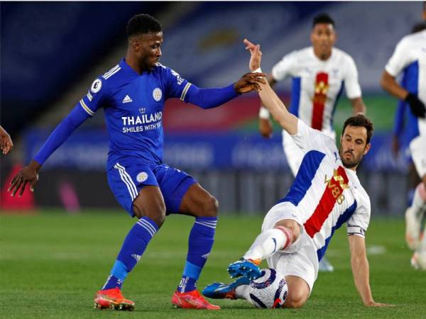 Iheanacho (kiri) diasak pemain tengah Crystal Palace, Luka Milivojevic pada aksi liga di Stadium King Power. Foto: AFP