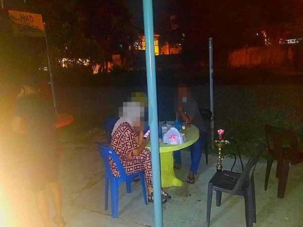 Tujuh pelanggan yang berada di premis berkenaan turut ditahan dalam serbuan itu.