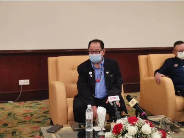 Jeffrey (tengah) ketika sidang akhbar selepas melancarkan Majlis Mesyuarat Agung Permulaan Koperasi STAR Sabah di Kota Kinabalu pada Selasa.