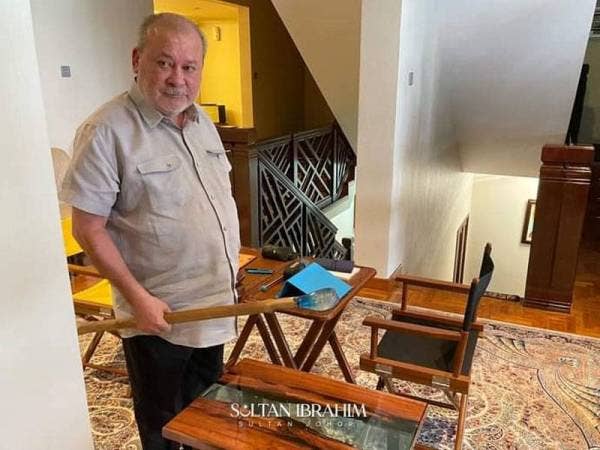 Sultan Ibrahim memegang kayu pengacau khas yang akan digunakan baginda bagi menyediakan bubur lambuk untuk diedarkan kepada rakyat Johor pada Rabu. - Foto FB Sultan Ibrahim Sultan Iskandar